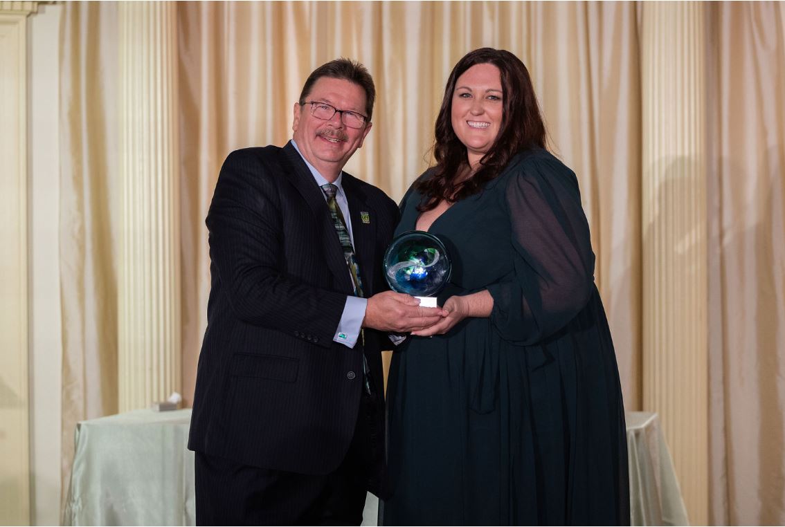 Bill Thompson, Transplant Center Liaison for Gift of Life Michigan, presents Donation Champion Award to Kelly Summers, Clinical Services Manager of Trinity Health Kidney Transplant Center.